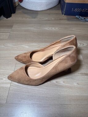 Classic Pointed-Toe Suede Kitten Heel Pumps in Tan